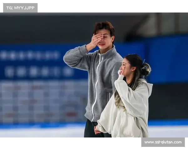 中国杯期间,王诗玥-柳鑫宇看台为冰迷签名,展现亲和力 中国杯期间,王诗玥-柳鑫宇看台为冰迷签名,展现亲和力